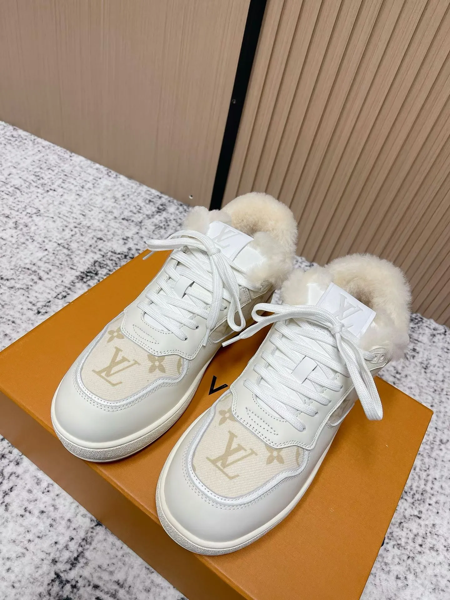 Men's shoes pP700! Top version Louis Vuiton Louis Vuitton sneakers casual shoes wool style‼ ️ LV Trainer sneakers are a classic idea inspired by retro basketball shoes by designer Virgil Abloh. This time, they are spliced ​​with smooth cow leather and Monogram embossed grained cow leather, and are embellished with Monogram flowers on the rubber outsole, reflecting a striking jump in one color! Fabric: Original imported first-layer cowhide Lining: Warm wool lining Bottom thickness: about 3cm Size: 35-41